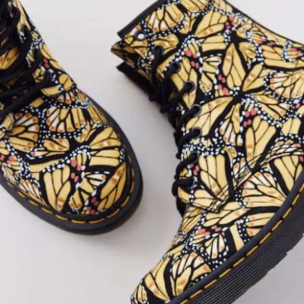 Dr. Martens Women's 1460 Butterfly Print Lace Up Boots NWOB Size 6 - Picture 5 of 12